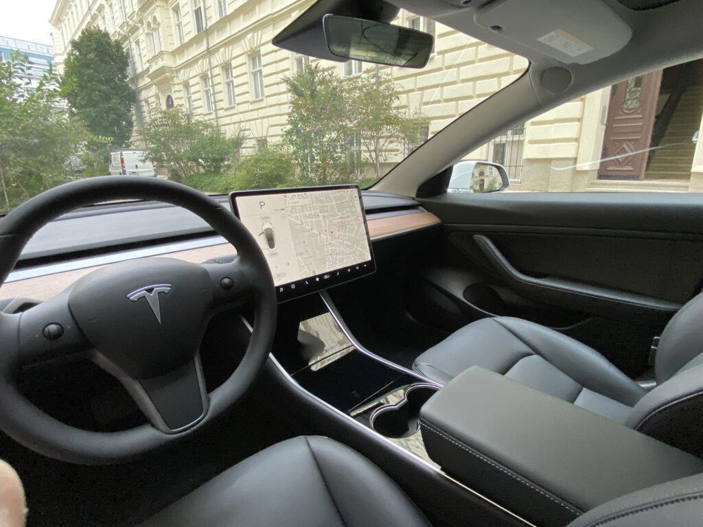 Tesla Model 3 Fahrschule Grand Cookpit